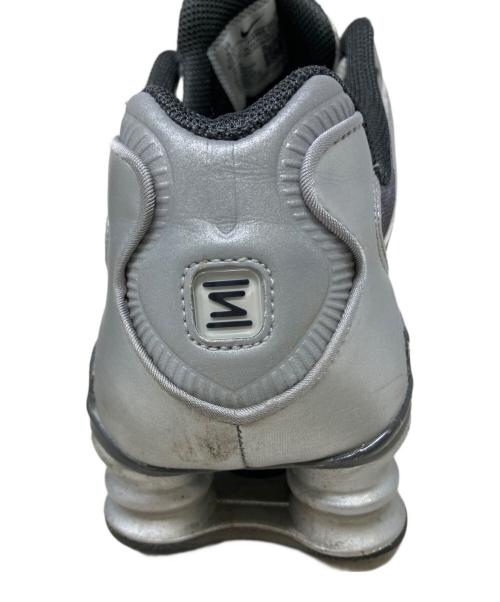 NIKE（ナイキ）NIKE (ナイキ) SHOX TL PRINT METALLIC SILVER/SUMMIT WHITE-WOLF GREY グレー サイズ:27.5の古着・服飾アイテム