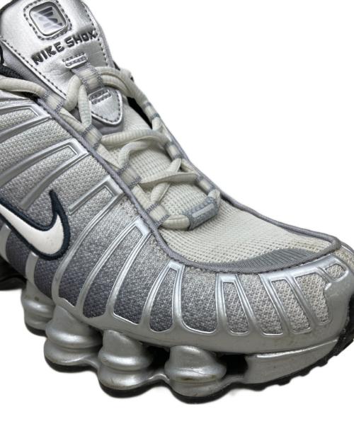 NIKE（ナイキ）NIKE (ナイキ) SHOX TL PRINT METALLIC SILVER/SUMMIT WHITE-WOLF GREY グレー サイズ:27.5の古着・服飾アイテム