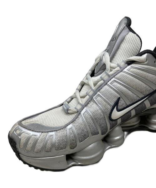NIKE（ナイキ）NIKE (ナイキ) SHOX TL PRINT METALLIC SILVER/SUMMIT WHITE-WOLF GREY グレー サイズ:27.5の古着・服飾アイテム
