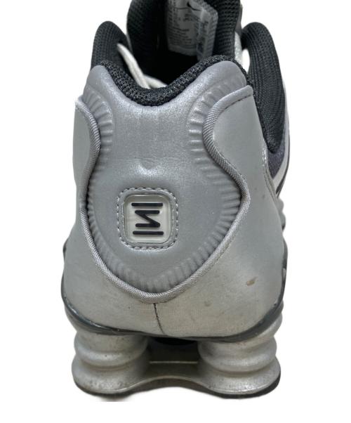 NIKE（ナイキ）NIKE (ナイキ) SHOX TL PRINT METALLIC SILVER/SUMMIT WHITE-WOLF GREY グレー サイズ:27.5の古着・服飾アイテム