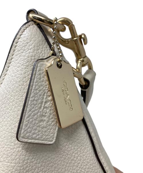 COACH（コーチ）COACH (コーチ) ペブルド レザー アンバー ホーボー アイボリーの古着・服飾アイテム