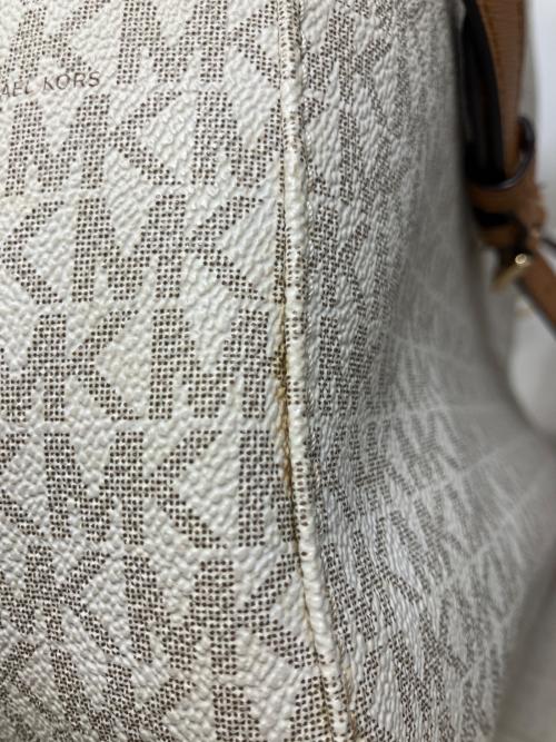 MICHAEL KORS（マイケル・コース）MICHAEL KORS (マイケル・コース) マイケルコース バッグ MICHAEL KORS コーティングキャンバス ホワイト×ベージュの古着・服飾アイテム
