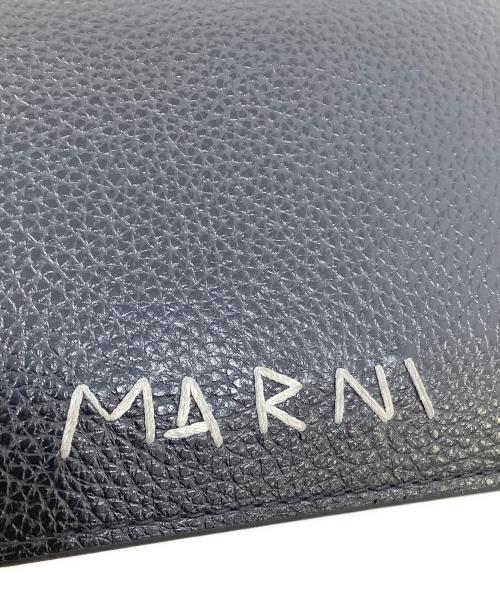 MARNI（マルニ）MARNI (マルニ) メンディング刺繍入り2つ折り財布　MARNI（マルニ）　PFMOQ14Q10 ブラックの古着・服飾アイテム