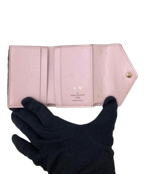 LOUIS VUITTON（ルイ ヴィトン）LOUIS VUITTON (ルイ ヴィトン) ルイヴィトン LOUIS VUITTON 三つ折り財布 ポルトフォイユ・ゾエ ローズ・バレリーヌ ピンクの古着・服飾アイテム
