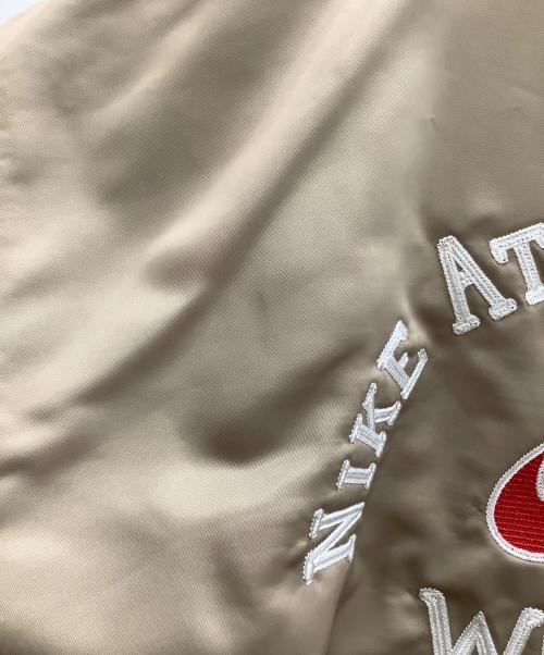 NIKE（ナイキ）NIKE (ナイキ) ダグアウト メンズ ルーズ サテン ジャケット ベージュ サイズ:SIZE XLの古着・服飾アイテム
