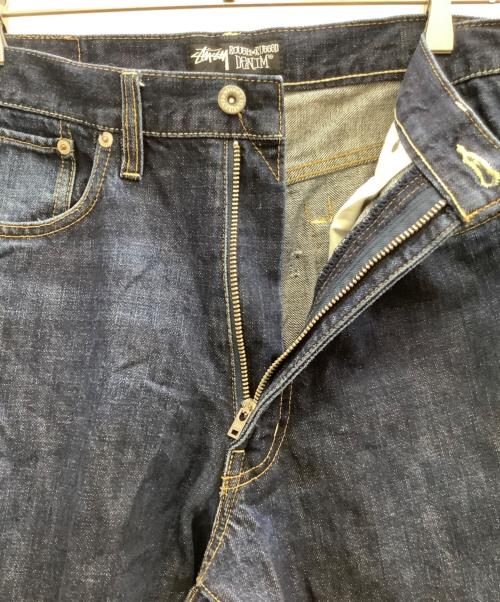 stussy（ステューシー）stussy (ステューシー) ペイントロゴデニムパンツ インディゴ サイズ:SIZE 81cm (W32)の古着・服飾アイテム