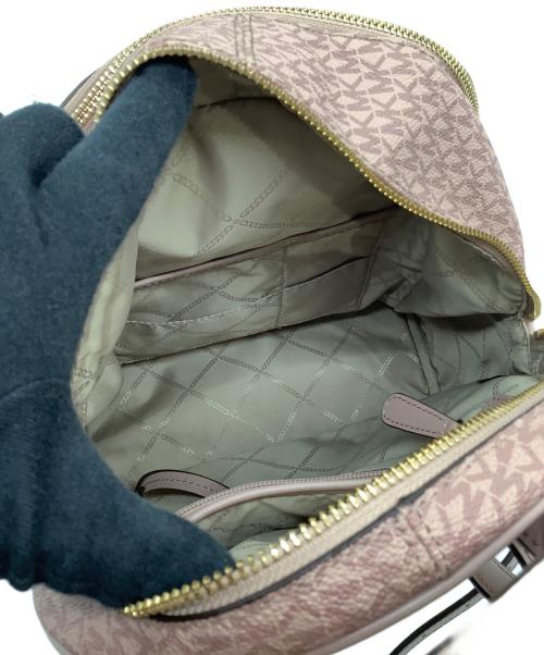 MICHAEL KORS（マイケルコース）MICHAEL KORS (マイケルコース) MKシグネチャー リュックサック デイバッグ ロゴ総柄　0S0GEZB2V ピンク×ホワイトの古着・服飾アイテム