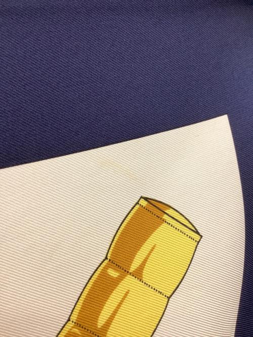 HERMES（エルメス）HERMES (エルメス) カレ90　Eperon d'Or（黄金の拍車）エプロンドール ホワイトの古着・服飾アイテム