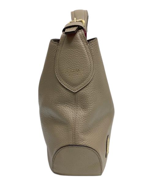A.D.M.J.（エーディーエムジェイ）A.D.M.J. (エーディーエムジェイ) ワンショルダー ベージュの古着・服飾アイテム