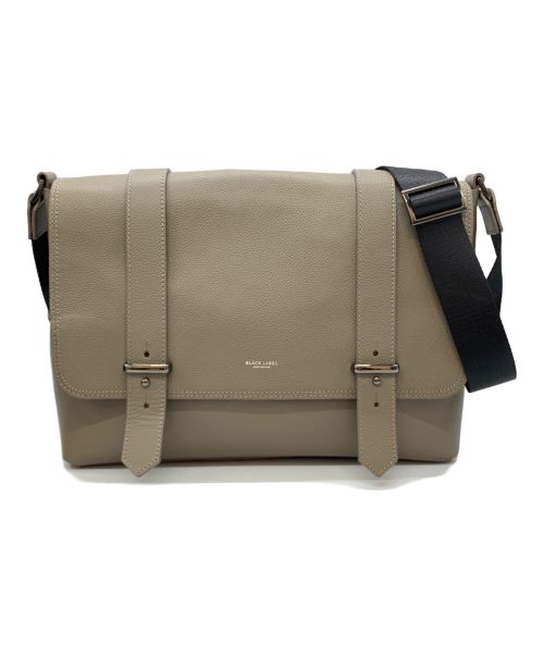 BLACK LABEL CRESTBRIDGE（ブラックレーベル クレストブリッジ）BLACK LABEL CRESTBRIDGE (ブラックレーベル クレストブリッジ) エンボスシュリンクレザーショルダーバッグ ベージュの古着・服飾アイテム