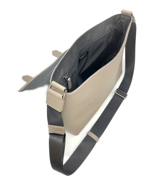 BLACK LABEL CRESTBRIDGE（ブラックレーベル クレストブリッジ）BLACK LABEL CRESTBRIDGE (ブラックレーベル クレストブリッジ) エンボスシュリンクレザーショルダーバッグ ベージュの古着・服飾アイテム