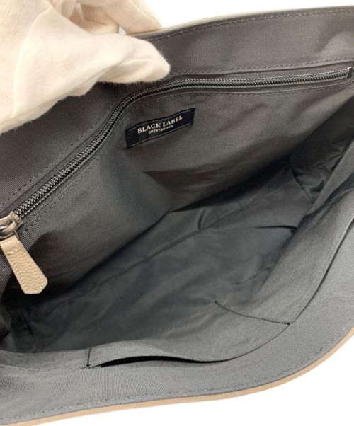BLACK LABEL CRESTBRIDGE（ブラックレーベル クレストブリッジ）BLACK LABEL CRESTBRIDGE (ブラックレーベル クレストブリッジ) エンボスシュリンクレザーショルダーバッグ ベージュの古着・服飾アイテム