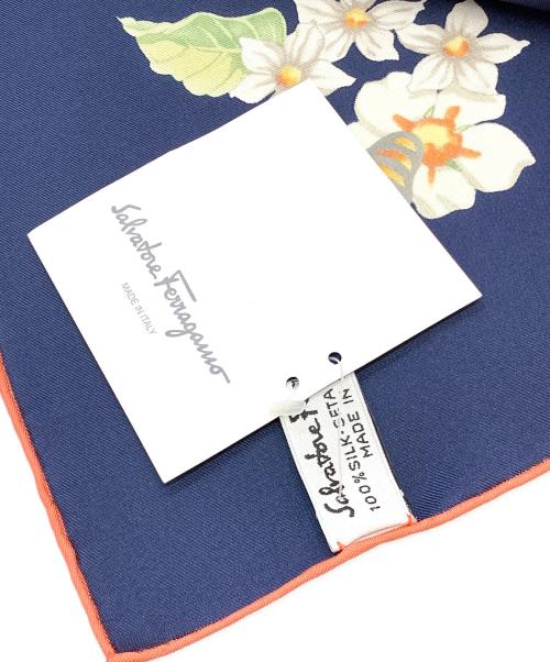 Salvatore Ferragamo（サルヴァトーレ フェラガモ）Salvatore Ferragamo (サルヴァトーレ フェラガモ) シルクスカーフ ネイビーの古着・服飾アイテム