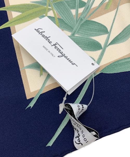 Salvatore Ferragamo（サルヴァトーレ フェラガモ）Salvatore Ferragamo (サルヴァトーレ フェラガモ) シルクスカーフ ネイビー×ベージュの古着・服飾アイテム