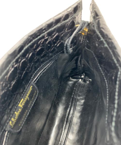 Salvatore Ferragamo（サルヴァトーレ フェラガモ）Salvatore Ferragamo (サルヴァトーレ フェラガモ) 型押しショルダーバッグ ブラックの古着・服飾アイテム