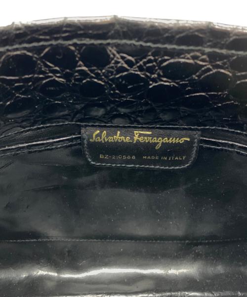 Salvatore Ferragamo（サルヴァトーレ フェラガモ）Salvatore Ferragamo (サルヴァトーレ フェラガモ) 型押しショルダーバッグ ブラックの古着・服飾アイテム