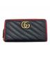 GUCCI（グッチ）の古着「GGマーモント ジップアラウンドウォレット」｜ブラック×レッド