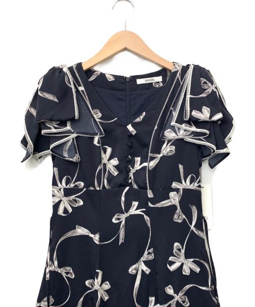 Snidel（スナイデル）Snidel (スナイデル) Sustainableリボンプリントワンピース ネイビーの古着・服飾アイテム
