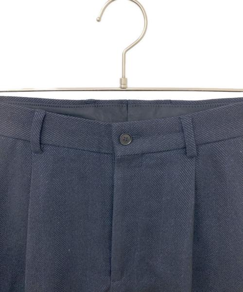 BEAUTY&YOUTH（ビューティーアンドユース）BEAUTY&YOUTH (ビューティーアンドユース) ヘリンボーンツイード 1プリーツパンツ ネイビー サイズ:Mの古着・服飾アイテム