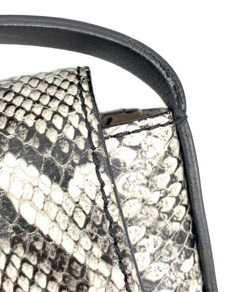 IACUCCI（イアクッチ）IACUCCI (イアクッチ) ショルダーバッグ ホワイト×ブラックの古着・服飾アイテム