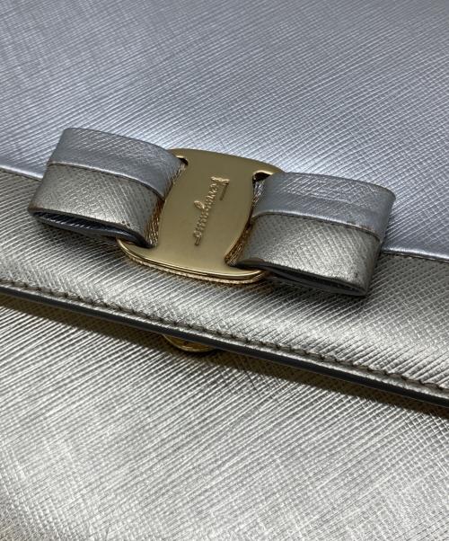 Salvatore Ferragamo（サルヴァトーレ フェラガモ）Salvatore Ferragamo (サルヴァトーレ フェラガモ) ヴァラリボンチェーンショルダーバッグ シルバーの古着・服飾アイテム