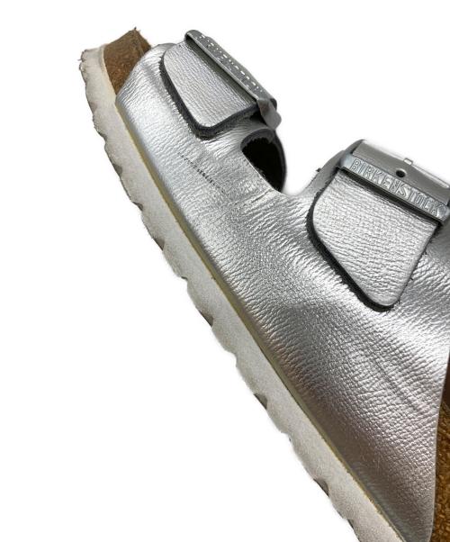 BIRKENSTOCK（ビルケンシュトック）BIRKENSTOCK (ビルケンシュトック) サンダル メタリックシルバー×ナチュラル サイズ:24の古着・服飾アイテム