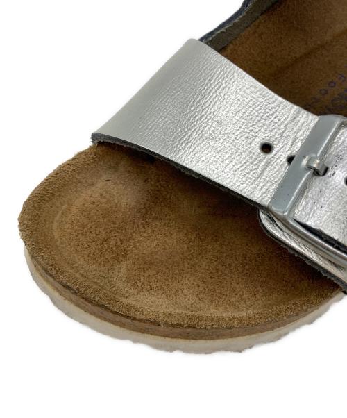 BIRKENSTOCK（ビルケンシュトック）BIRKENSTOCK (ビルケンシュトック) サンダル メタリックシルバー×ナチュラル サイズ:24の古着・服飾アイテム
