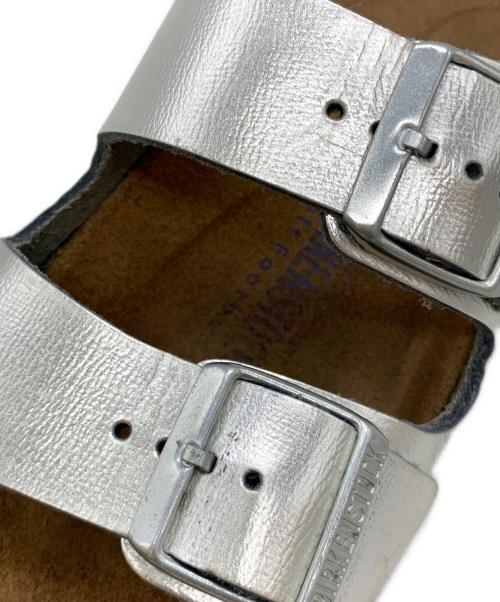BIRKENSTOCK（ビルケンシュトック）BIRKENSTOCK (ビルケンシュトック) サンダル メタリックシルバー×ナチュラル サイズ:24の古着・服飾アイテム