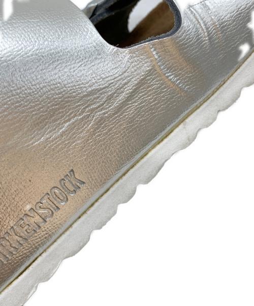 BIRKENSTOCK（ビルケンシュトック）BIRKENSTOCK (ビルケンシュトック) サンダル メタリックシルバー×ナチュラル サイズ:24の古着・服飾アイテム