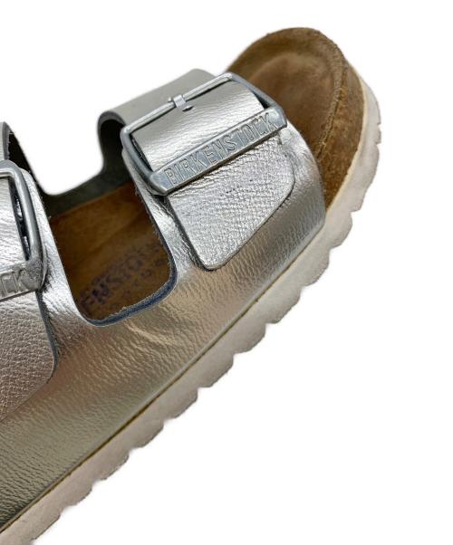 BIRKENSTOCK（ビルケンシュトック）BIRKENSTOCK (ビルケンシュトック) サンダル メタリックシルバー×ナチュラル サイズ:24の古着・服飾アイテム