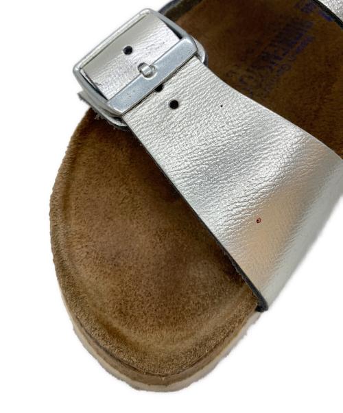 BIRKENSTOCK（ビルケンシュトック）BIRKENSTOCK (ビルケンシュトック) サンダル メタリックシルバー×ナチュラル サイズ:24の古着・服飾アイテム
