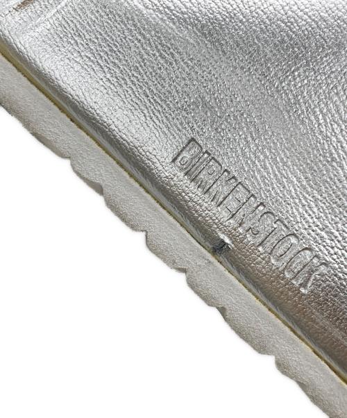 BIRKENSTOCK（ビルケンシュトック）BIRKENSTOCK (ビルケンシュトック) サンダル メタリックシルバー×ナチュラル サイズ:24の古着・服飾アイテム