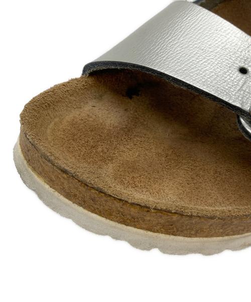 BIRKENSTOCK（ビルケンシュトック）BIRKENSTOCK (ビルケンシュトック) サンダル メタリックシルバー×ナチュラル サイズ:24の古着・服飾アイテム