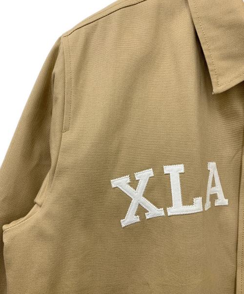 X-LARGE（エクストララージ）X-LARGE (エクストララージ) HEAVY OX TEAM JACKET ベージュ サイズ:XLの古着・服飾アイテム