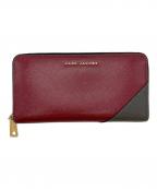 MARC JACOBSマークジェイコブス）の古着「サフィアーノ メタル レターズ スタンダード コンチネンタル ウォレット」｜レッド×グレー