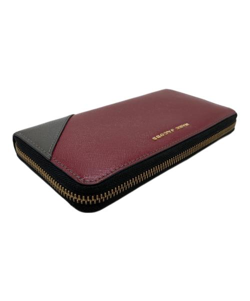 MARC JACOBS（マークジェイコブス）MARC JACOBS (マークジェイコブス) サフィアーノ メタル レターズ スタンダード コンチネンタル ウォレット レッド×グレーの古着・服飾アイテム