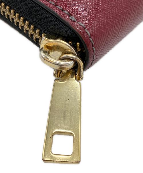 MARC JACOBS（マークジェイコブス）MARC JACOBS (マークジェイコブス) サフィアーノ メタル レターズ スタンダード コンチネンタル ウォレット レッド×グレーの古着・服飾アイテム