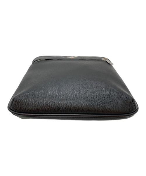 EMPORIO ARMANI（エンポリオ アルマーニ）EMPORIO ARMANI (エンポリオ アルマーニ) フラットショルダーバッグ ブラックの古着・服飾アイテム