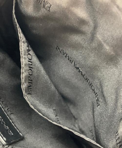 EMPORIO ARMANI（エンポリオ アルマーニ）EMPORIO ARMANI (エンポリオ アルマーニ) フラットショルダーバッグ ブラックの古着・服飾アイテム