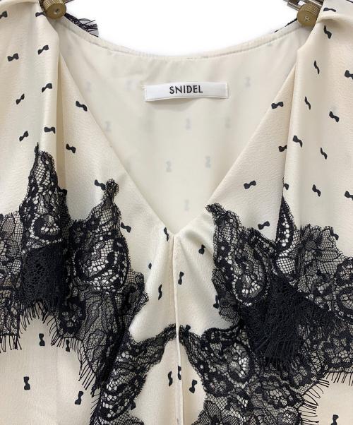 Snidel（スナイデル）Snidel (スナイデル) ヘムレースフリルカラーワンピース ホワイト 未使用品の古着・服飾アイテム