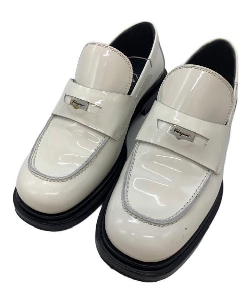 Salvatore Ferragamo（サルヴァトーレ フェラガモ）Salvatore Ferragamo (サルヴァトーレ フェラガモ) スクエアトゥパテントコインローファー ホワイト サイズ:5 1/2の古着・服飾アイテム