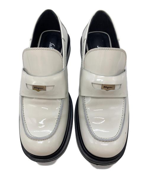 Salvatore Ferragamo（サルヴァトーレ フェラガモ）Salvatore Ferragamo (サルヴァトーレ フェラガモ) スクエアトゥパテントコインローファー ホワイト サイズ:5 1/2の古着・服飾アイテム