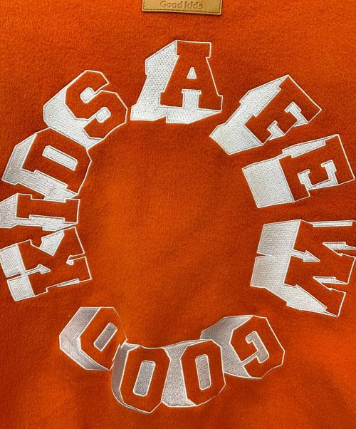 A FEW GOOD KIDS（アフューグッドキッズ）A FEW GOOD KIDS (アフューグッドキッズ) LOGO BASEBALL STADIUM JACKET ホワイト×オレンジ サイズ:XLの古着・服飾アイテム
