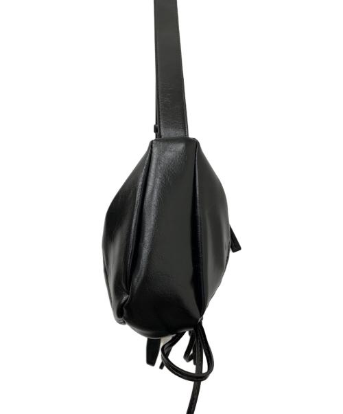 Matin Kim（マーティン・キム）Matin Kim (マーティン・キム) HALF SHIRRING RIBBON ROUND BAG IN BLACK ブラックの古着・服飾アイテム
