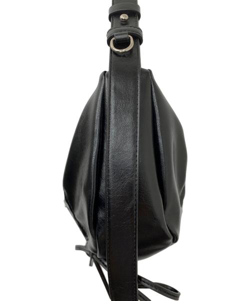 Matin Kim（マーティン・キム）Matin Kim (マーティン・キム) HALF SHIRRING RIBBON ROUND BAG IN BLACK ブラックの古着・服飾アイテム