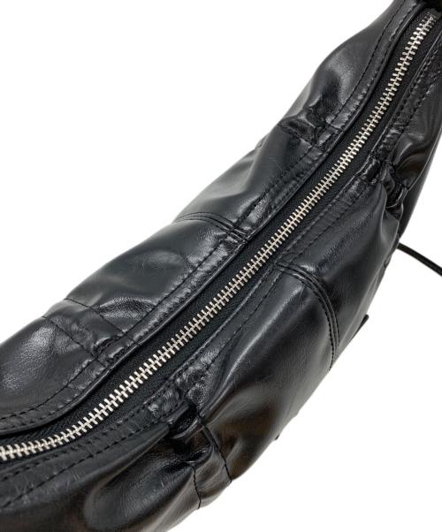 Matin Kim（マーティン・キム）Matin Kim (マーティン・キム) HALF SHIRRING RIBBON ROUND BAG IN BLACK ブラックの古着・服飾アイテム