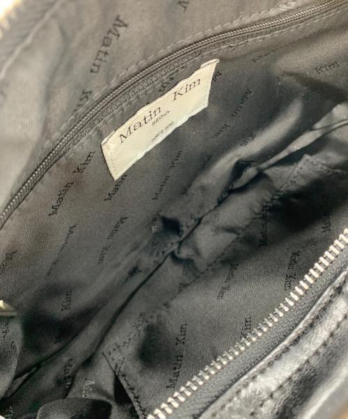Matin Kim（マーティン・キム）Matin Kim (マーティン・キム) HALF SHIRRING RIBBON ROUND BAG IN BLACK ブラックの古着・服飾アイテム