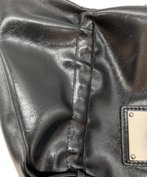 Matin Kim（マーティン・キム）Matin Kim (マーティン・キム) HALF SHIRRING RIBBON ROUND BAG IN BLACK ブラックの古着・服飾アイテム