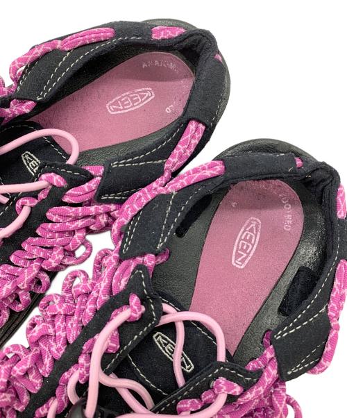 KEEN（キーン）KEEN (キーン) サンダル ユニーク ブラック×ピンク サイズ:24.5の古着・服飾アイテム
