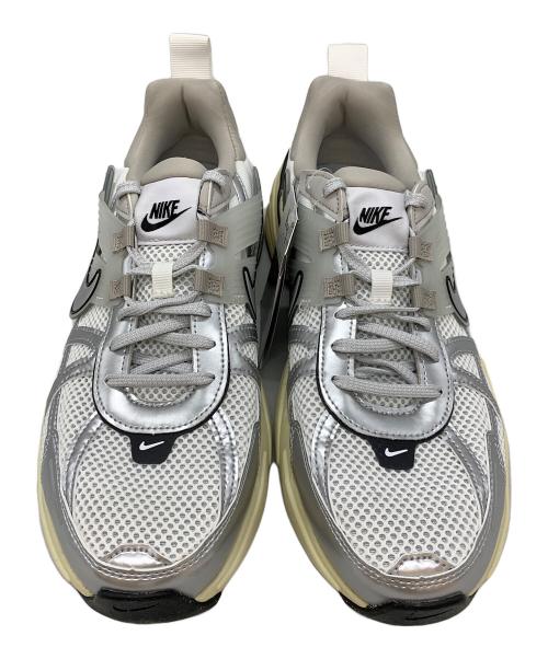 NIKE（ナイキ）NIKE (ナイキ) V2K Run Shoes ホワイト×シルバー サイズ:28の古着・服飾アイテム